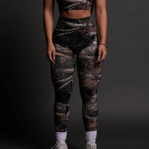 Darc Sport Women’s Seamless Scrunch Leggings in Darc Brown Woodland Camo Large